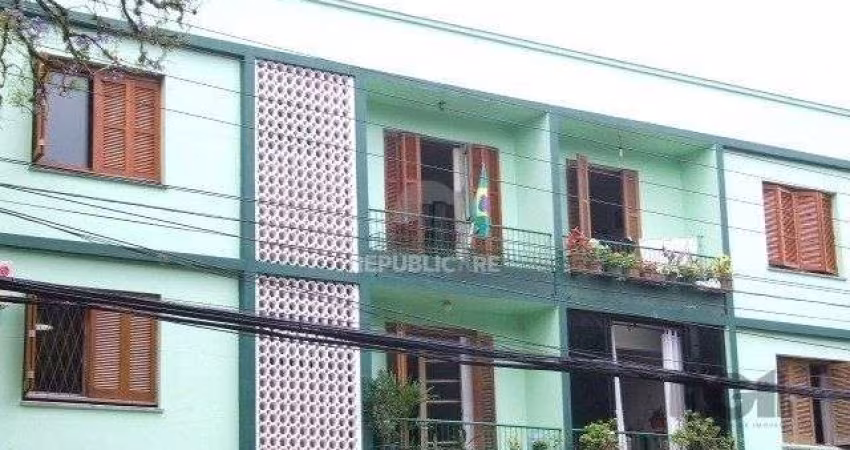 Apartamento de 2 dormitórios, mais 1 quarto de empregada, próximo a av. Teresópo