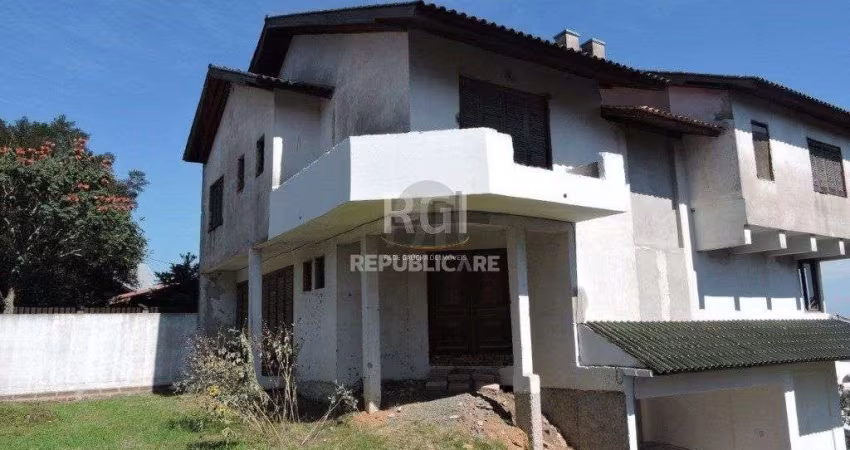 Casa para Venda - 300m², 5 dormitórios, sendo 3 suites, 5 vagas - Teresópolis