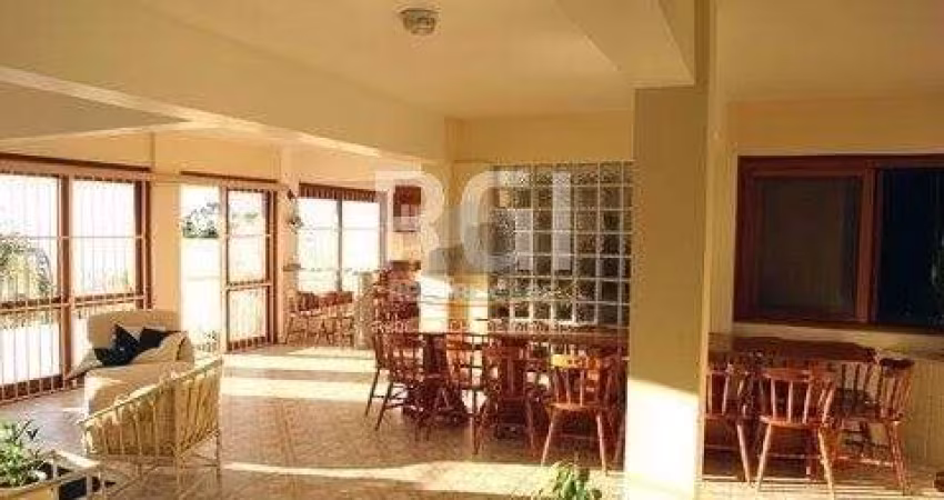 Casa para Venda - 485m², 3 dormitórios, sendo 1 suites, 4 vagas - Teresópolis
