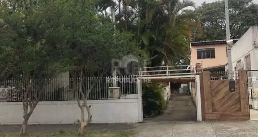 Casa/terreno medindo 200m² de privativo, 550m² totais  no bairro partenon, 9 vag