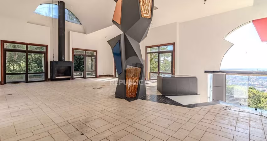 Casa para Venda - 1000m², 5 dormitórios, sendo 5 suites, 8 vagas - Teresópolis