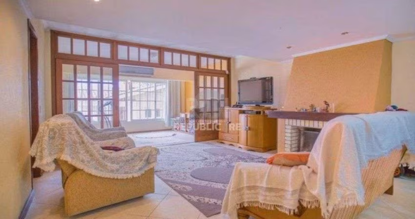 Casa para Venda - 309m², 3 dormitórios, sendo 1 suites, 3 vagas - Medianeira