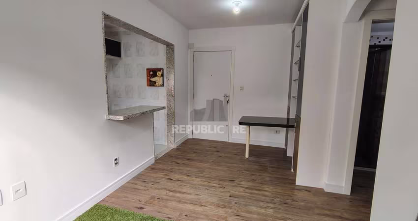 Apartamento de 1 dormitório, living, cozinha planejada, banheiro social.