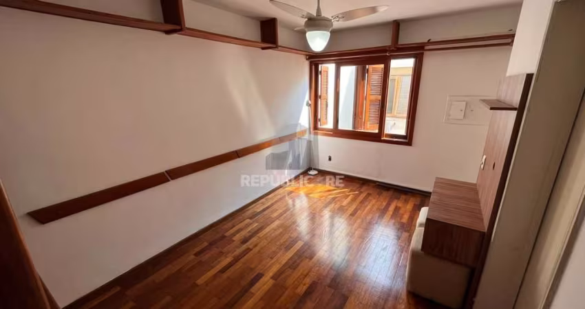 Apartamento de dois quartos e uma vaga de garagem no bairro Petrópolis em POA/RS