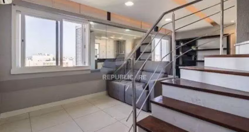 Cobertura à venda no centro histórico com 2 dormitórios e 128 m² disponíveis.