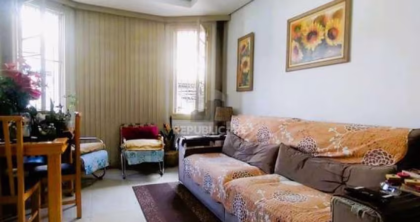 Apartamento 2 dormitórios semimobiliado próximo do Colégio Rosário