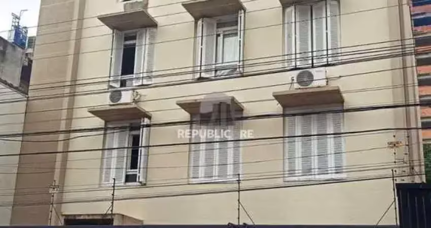 Apartamento à venda na cidade baixa com 55m² e 2 dormitórios/quartos disponíveis.