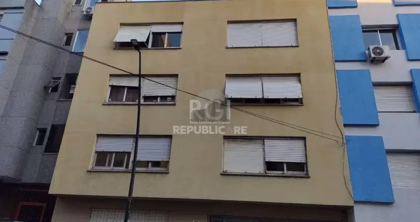 Apartamento à venda no centro histórico com 26 m² e 1 dormitório/quarto disponível.
