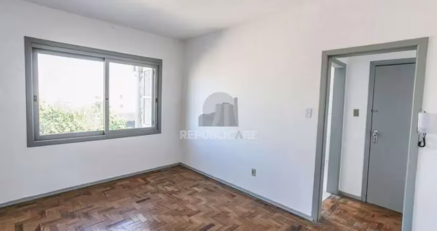 Apartamento à venda no centro histórico com 49 m² e 1 dormitório/quarto disponível.