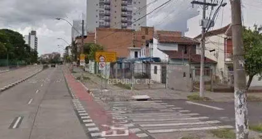 Terreno à venda no bairro azenha com  área disponível para construção.