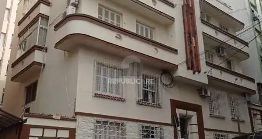 Apartamento à venda no centro histórico com 80 m² e 3 dormitórios/quartos disponíveis.