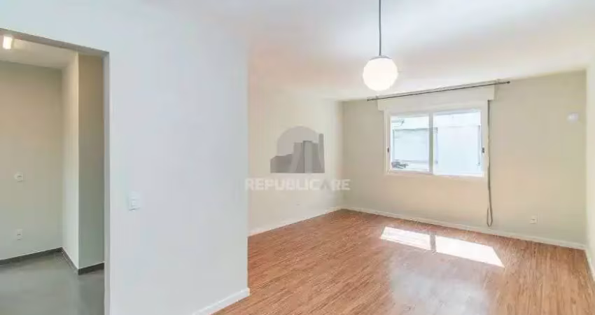 Apartamento reformado com 2 dormitórios e 1 vaga coberta - mont serrat