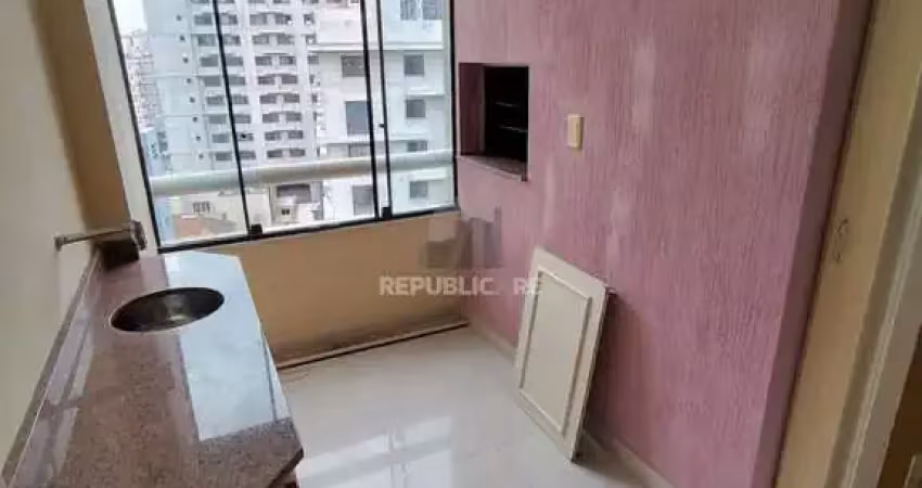 Vende apartamento 3 quartos, andar alto, sacada e gragem na cidade baixa.
