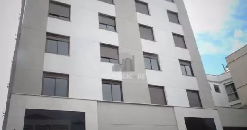 Apartamento desocupado com 2 quartos, sendo 1 suíte, 2 banheiros e garagem cober