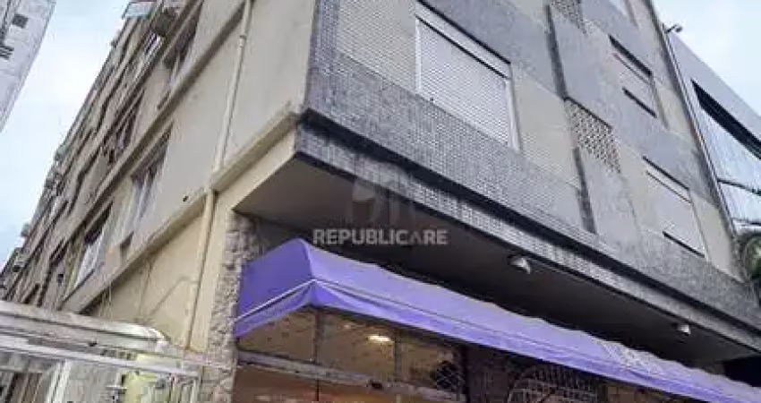 Apartamento semimobiliado, com 3 quartos, 2 banheiros e 1 vaga de garagem