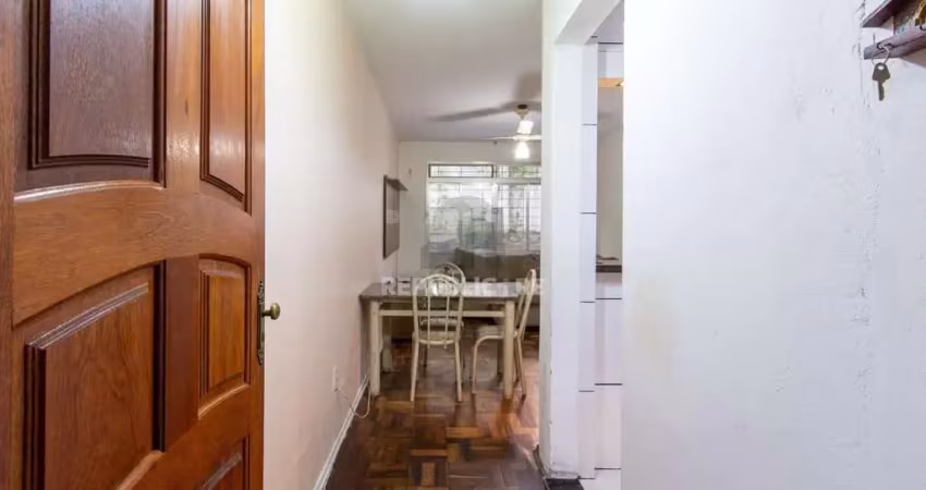 Apartamento térreo com pátio privativo no coração do menino deus, 2 dormitórios.