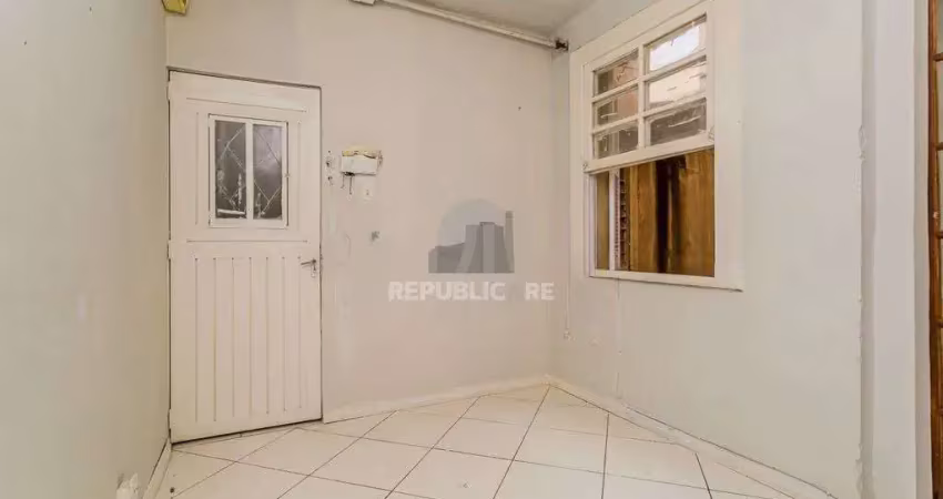 Apartamento à venda no centro histórico com 30 m² e 1 dormitório/quarto disponível.