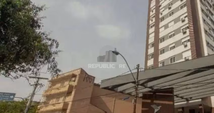 Apartamento à venda na cidade baixa com 61m² e 2 dormitórios/quartos disponíveis.