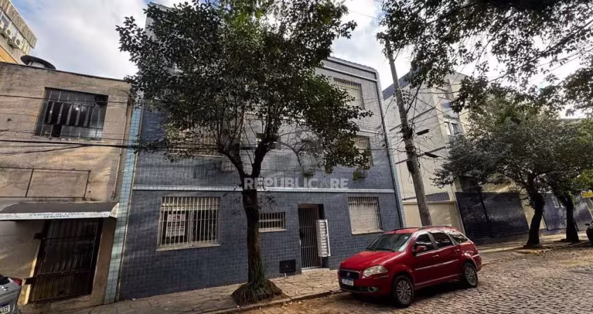 Apartamento de 1 dormitório térreo com área externa.