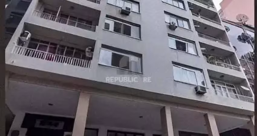 Apartamento à venda no centro histórico, com 74 m² e 3 dormitórios/quartos disponíveis.