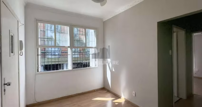 Apartamento à venda no centro histórico com 39 m² e 1 dormitório/quarto disponível.