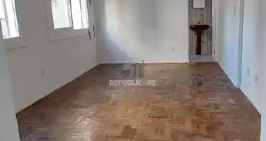 Apartamento à venda no centro histórico com 28m² e 1 dormitório/quarto disponível.