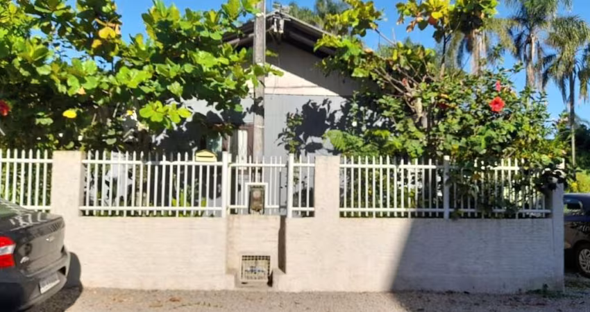 Linda Casa Mista com ótima localização em Armação - Penha