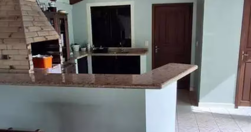 Casa com piscina a 484 metros do mar em balneario piçarras