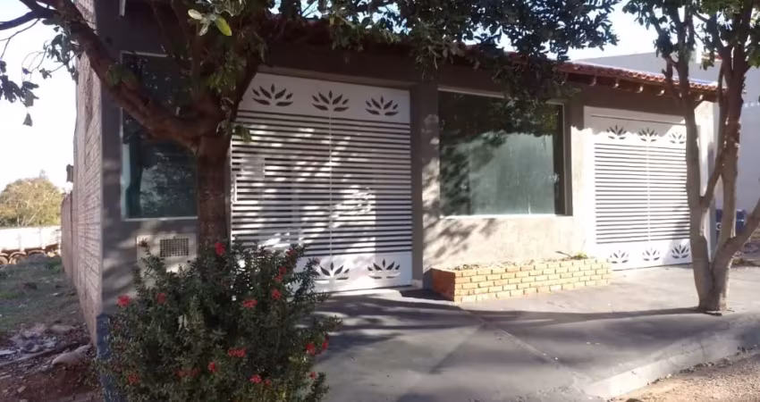 Casa com  03 quartos e garagem coberta no  jardim isabela, quatá-sp