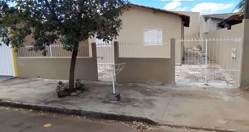 Aluga-se casa com 3 quartos e garagem no jd paraty londrina-pr