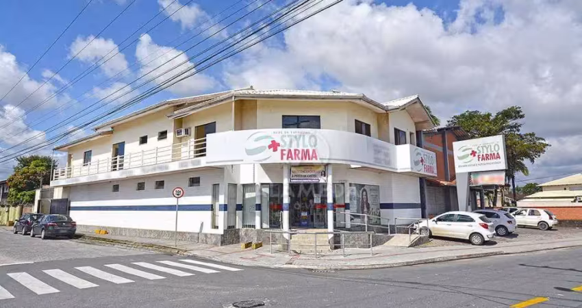 Prédio comercial de esquina, em região de corredor de passagem em gaspar
