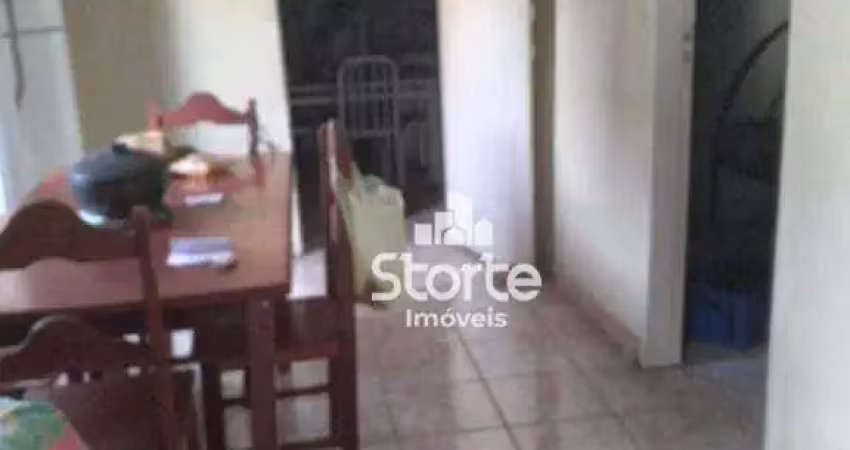Terreno com duas casas simples à venda, +/-120m² por r$ 380.000 - presidente roosevelt - uberlândia/mg