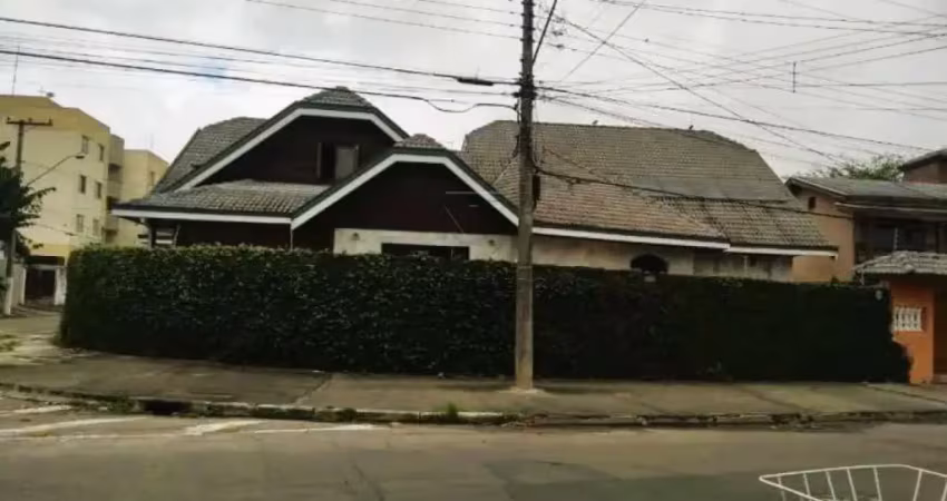 SOBRADO DE ESQUINA, CONTENDO 6 SUÍTES COM A ÁREA CONSTRUIDA DE 499,00 METROS - JARDIM DAS INDUSTRIAS.