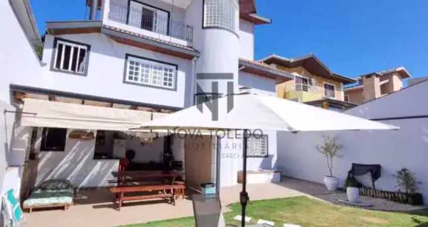 Casa em condomínio fechado com 5 dormitórios sendo 2 suites e uma com hidromassagem.