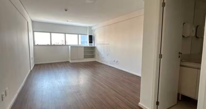 SALA COMERCIAL PARA LOCAÇÃO COM 34,00 METROS QUADRADOS ANDAR ALTO COM VISTA.