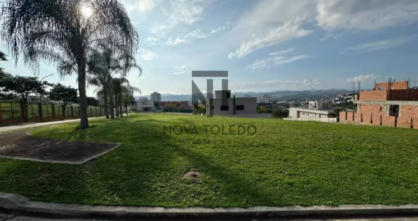 Terreno de esquina a venda já com projeto aprovado e incluso no condomínio residencial alphaville i, com 606,40 metros, excelente topografia e com vista para montanhas.
