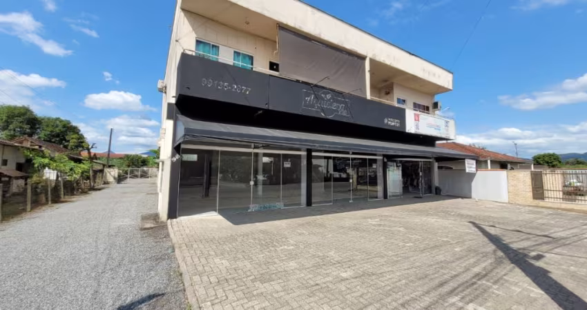 Prédio Comercial com 3 salas/Casa / 2 Apartamentos