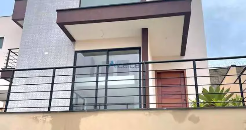 Excelente Casa Duplex  3  Quartos  -  Condomínio Via do Sol