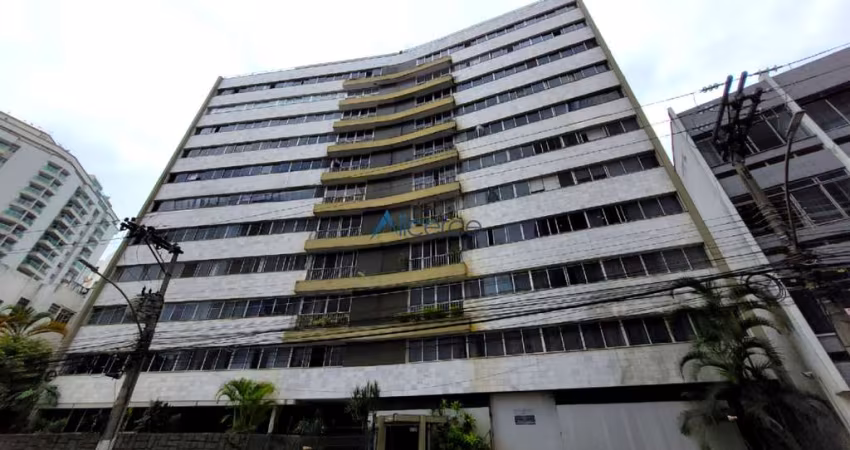 Apartamento com 04 quartos, elevador e garagem no Centro.