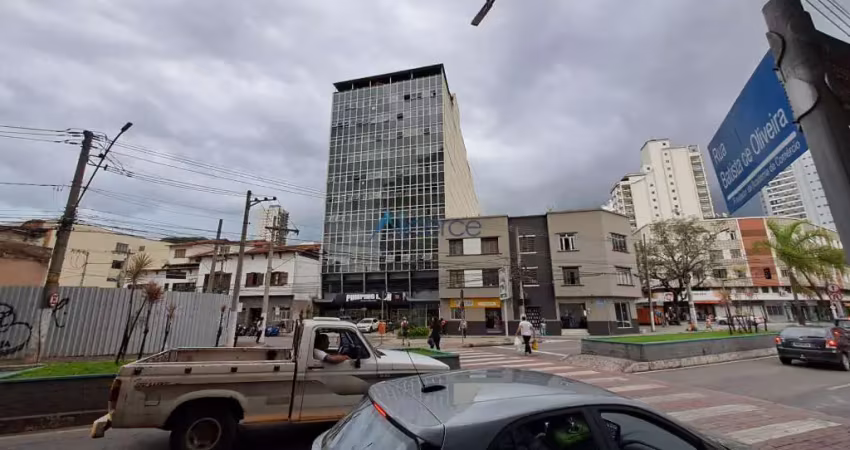 Quarto e sala no centro com elevador e garagem