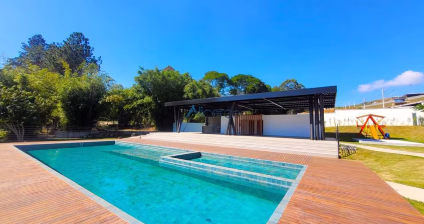 Terreno com pequeno declive, medindo 991,00 m²- no Condomínio Villagio Reserva