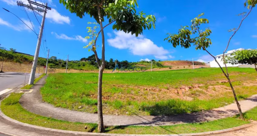 Terreno de esquina, medindo 353,32 m², com pequeno aclive no estrela alta