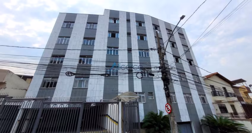 Quarto e sala com fácil acesso à UFJF