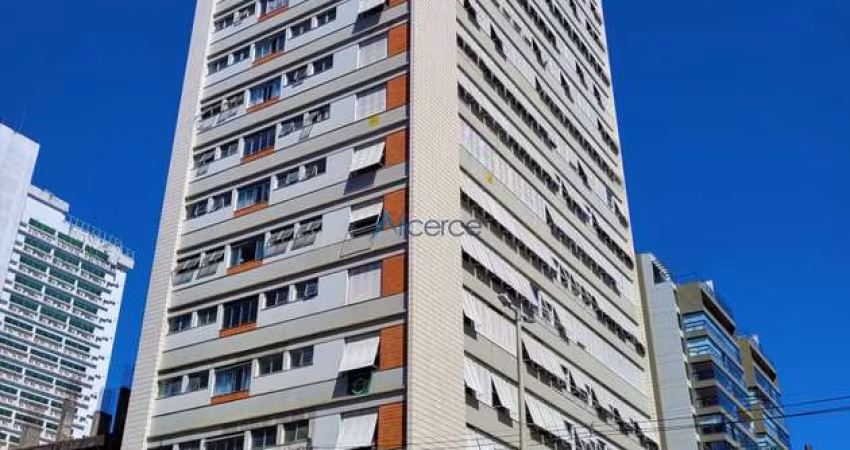 Apartamento de 04 quartos e garagem no Centro.