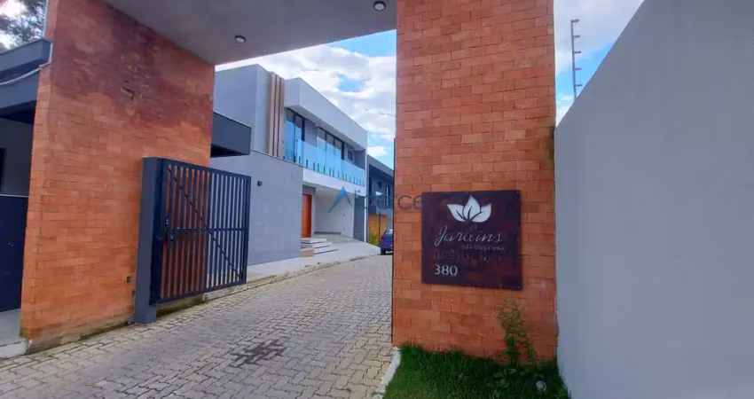 Casa dúplex 3 suítes com piscina em condomínio fechado