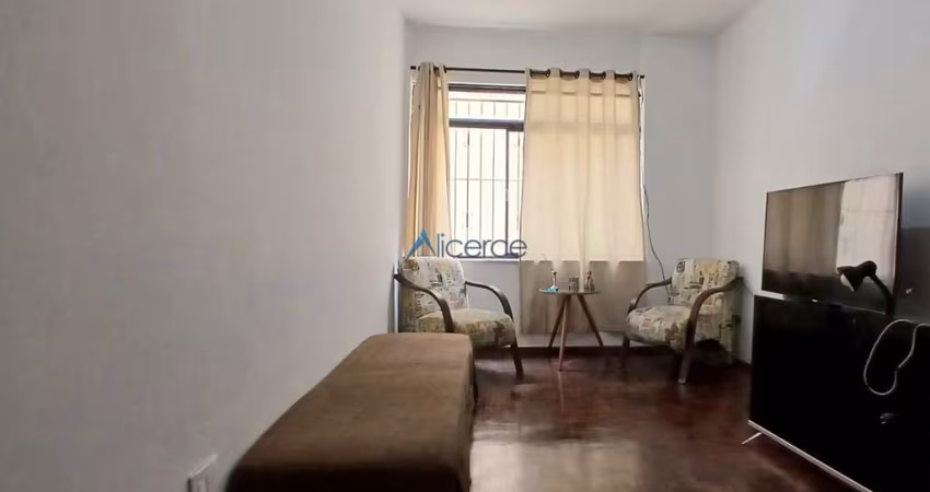 1 quarto e  sala espaçoso no centro