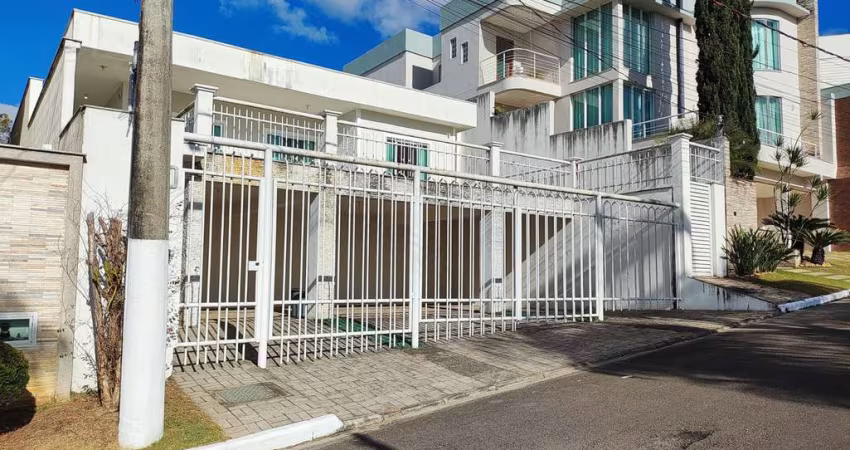 Excelente casa em  um dos melhores e o mais próximo condomínio da cidade!