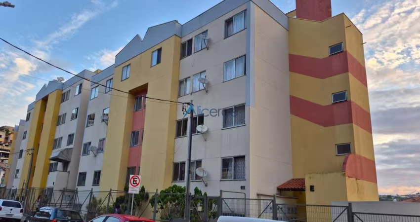 Apartamento com 02 quartos no Bandeirantes