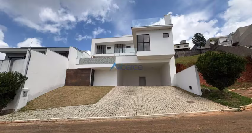 Casa de 4 quartos de alto padrão e com piscina com borda infinita