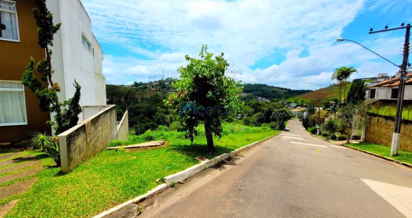 Terreno em declive com 431 m² e linda vista no Granville.